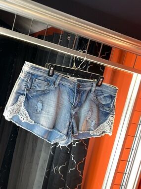 🌸 MUDD VINTAGE 🌸 BRAND NEW SIZE 17 🏷️ Low-Rise Distressed Denim Shorties 🧵